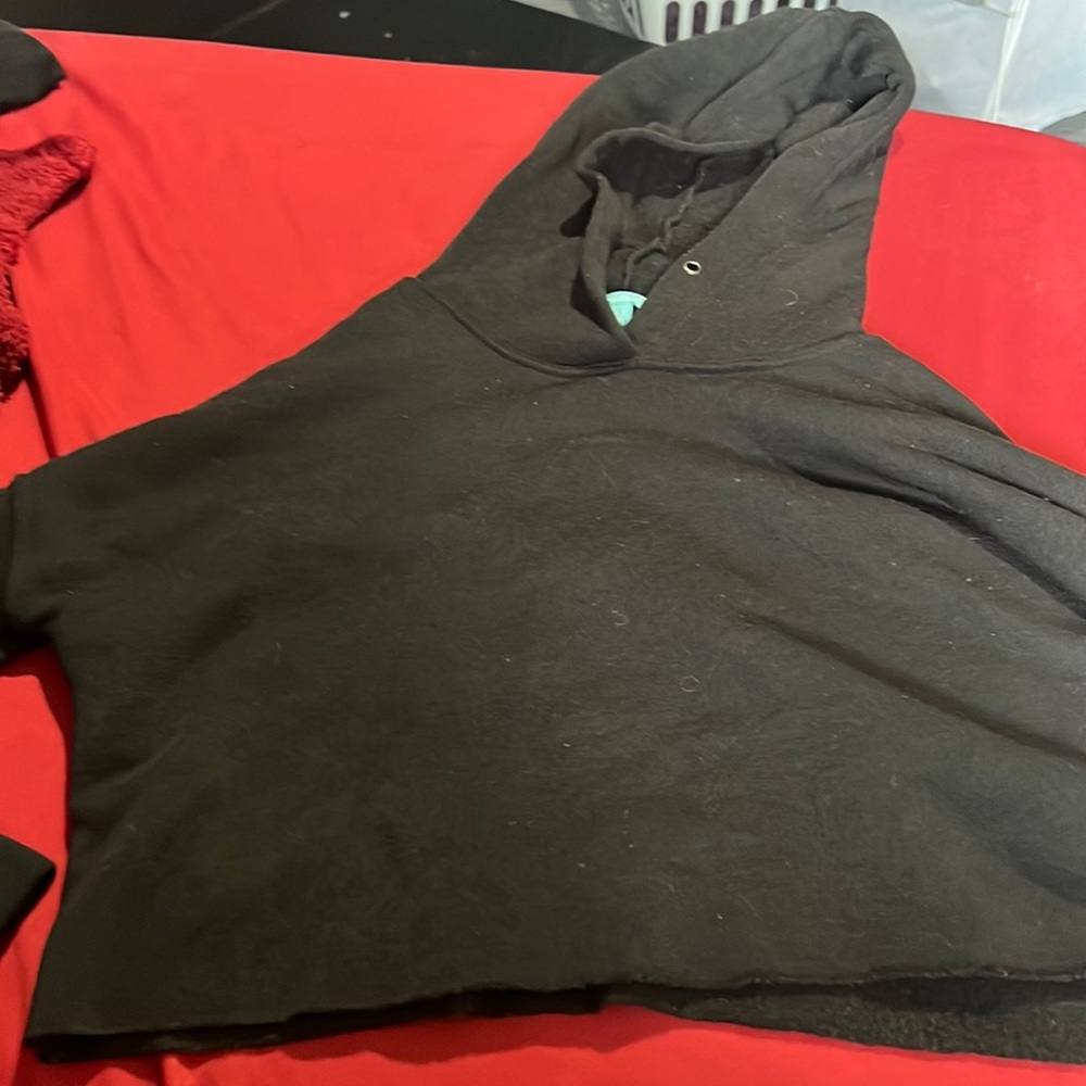 Black hooded crop top